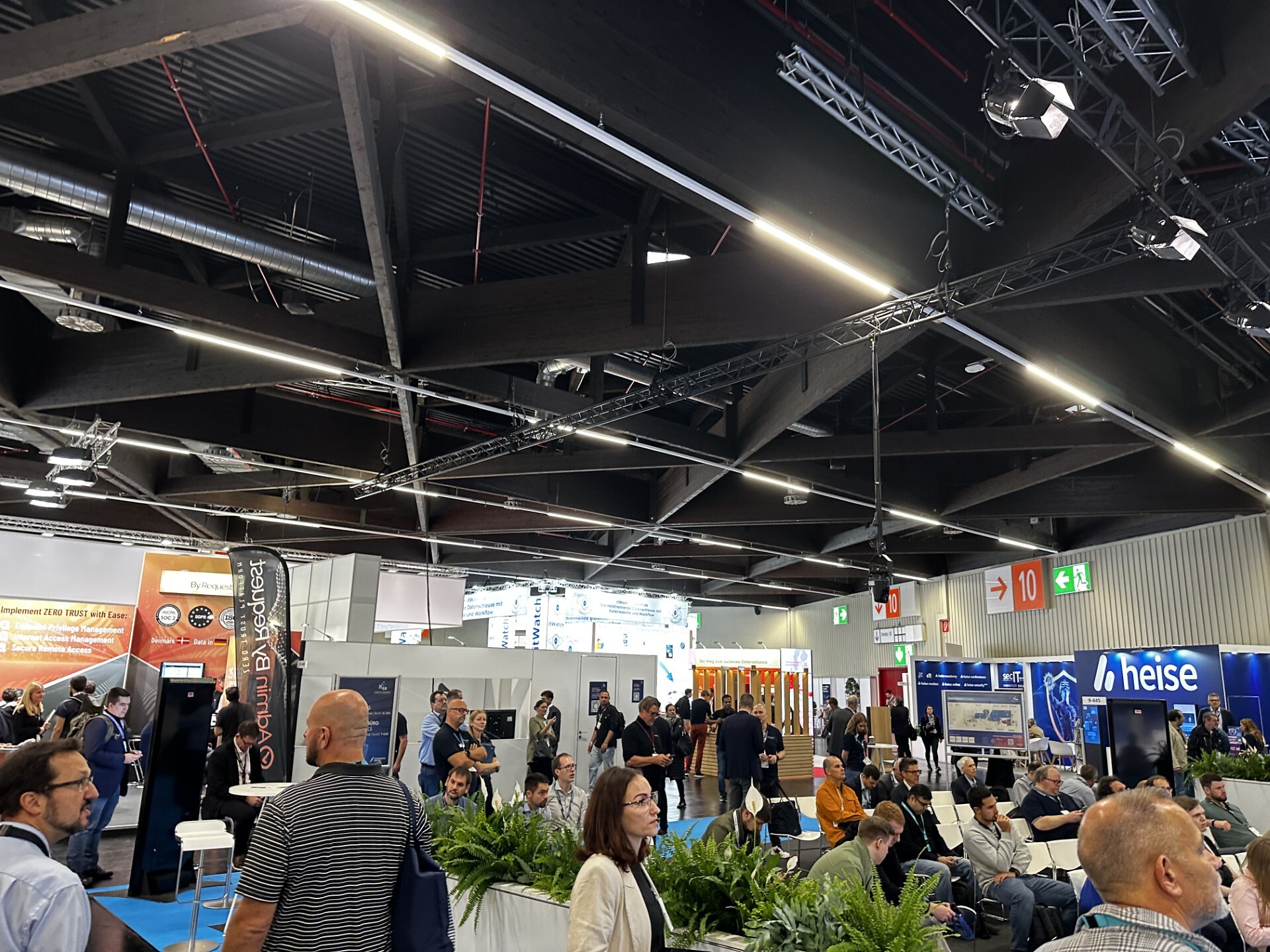 Foto der Messe mit Besuchern