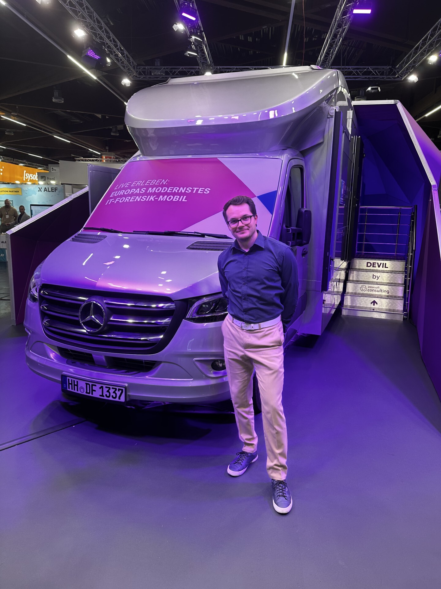 CEO Alex vor dem Incident Response Mobil