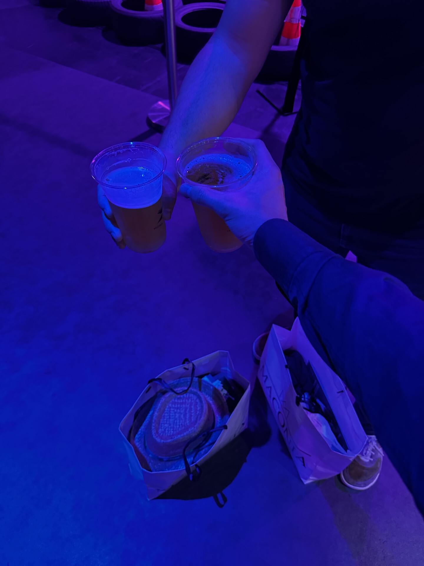 Anstoßen mit Bier auf eine erfolgreiche Messe